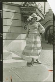 Frau in Kleid auf dem Rennplatz