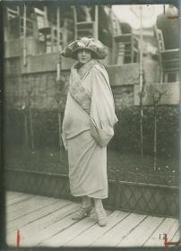 Frau in Mantel von Doeuillet auf dem Rennplatz