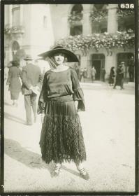 Frau in Kleid auf dem Rennplatz