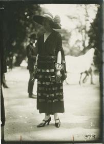 Frau in Kleid von Madeleine Vionnet auf dem Rennplatz