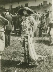 Frau in Kleid auf dem Rennplatz in Chantilly