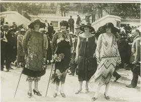 Frauen in Kleidern auf dem Rennplatz