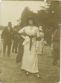Frau in Ensemble auf dem Rennplatz