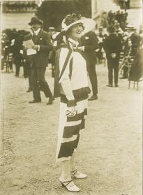 Frau in Kleid auf dem Rennplatz in Auteuil