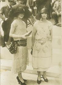 Frauen in Kleidern auf dem Rennplatz in Auteuil