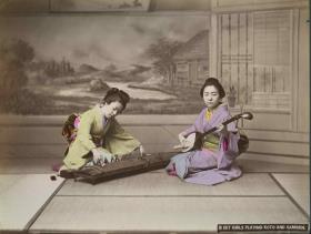 Junge Frauen beim Koto- und Shamisenspiel (Interieur)
