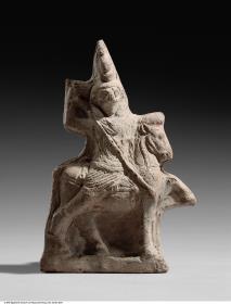 Terrakotte in Gestalt des Gottes Horus als Reiter mit Lanze