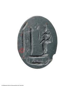 Gemme mit Darstellung des Gottes Osiris gegenüber eines Nilometers