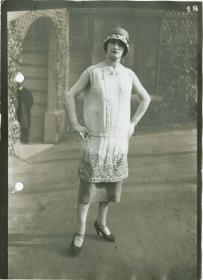 Frau in Kleid auf dem Rennplatz