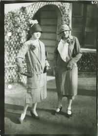 Frauen in Kostümem auf dem Rennplatz