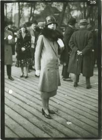 Frau in Kostüm auf dem Rennplatz
