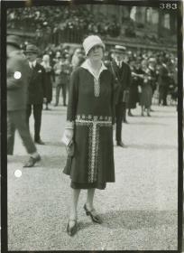 Frau in Kleid auf dem Rennplatz