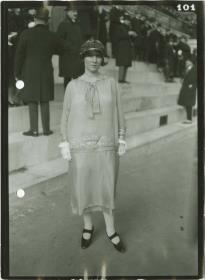 Frau in Kleid auf dem Rennplatz