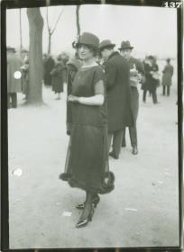 Frau in Kleid auf dem Rennplatz