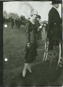 Frau in Kleid auf dem Rennplatz