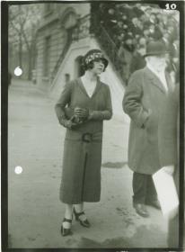 Frau in Kleid auf dem Rennplatz