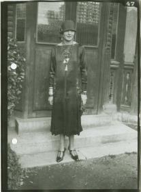 Frau in Kleid auf dem Rennplatz