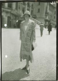 Frau in Kleid auf dem Rennplatz in Longchamp