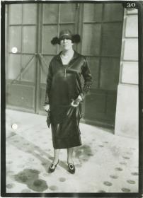 Frau in Kleid auf dem Rennplatz