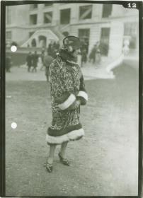 Frau in Mantel auf dem Rennplatz