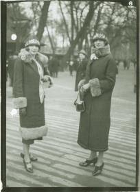 Frauen in Mänteln auf dem Rennplatz