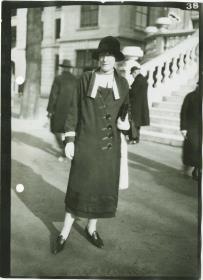 Frau in Mantel auf dem Rennplatz