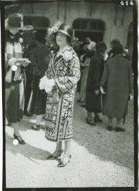 Frau in Mantel auf dem Rennplatz in Longchamp
