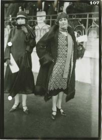 Frauen in Mänteln auf dem Rennplatz