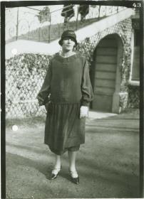 Frau in Kleid auf dem Rennplatz