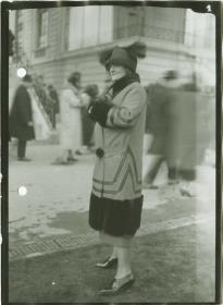 Frau in Mantel auf dem Rennplatz