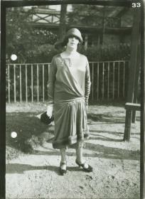 Frau in Kleid auf dem Rennplatz