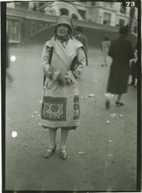 Frau in Mantel auf dem Rennplatz