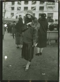 Frauen in Mänteln auf dem Rennplatz