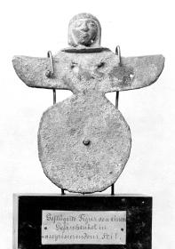 Assyrisierende Kesselattasche in Gestalt eines Flügelwesens mit rundem Schwanz