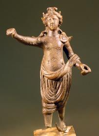 Römische Statuette der Victoria, mit Mantel und Kranz
