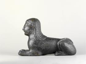Liegende Sphinx, dickwandiger Guss, Kopf massiv, Kernmasse entfernt, Kernstützen sichtbar, ..., reduziert