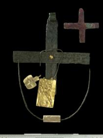 Großes Kreuz mit Inschrift