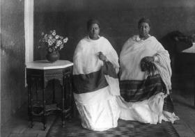 Frau eines Hofwürdenträgers (bunte Shamma) mit ihrer Schwester