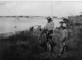 "Farbiger Soldat mit Heliograph" (OT)
