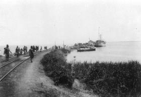 Port Florence am Victoria-Nyassa Landungssteg, mit dem Dampfer "Clement Hill"