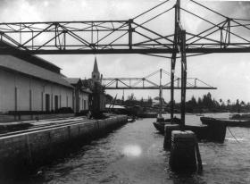 Hafen, vor dem Zollschuppen