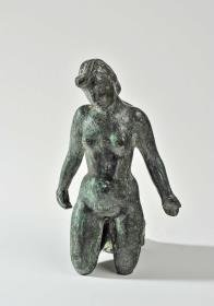 Kniendes Mädchen