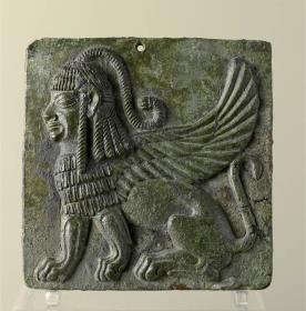 Reliefplatte mit geflügelter Sphinx, bis auf einen kleinen Riss rechts vorzüglich erhalten, Patina; am oberen Rand Befestigungsloch
