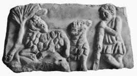 Fragment eines Sarkophagdeckels