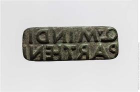 Rechteckiger Stempel mit lateinischer Inschrift: Q  MINDI / PARTHENI