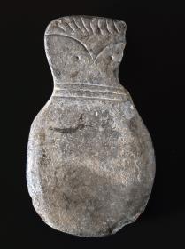 Anthropomorphe Figurine ("Brett- oder Violinidol")