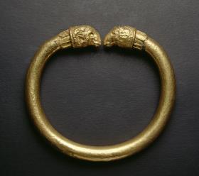Armreif mit Widderköpfen