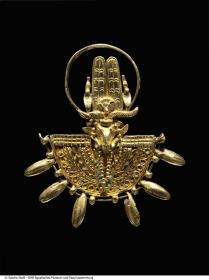 Schildring mit dem widderköpfigen Gott Amun und sechs tropfenförmigen Anhängern