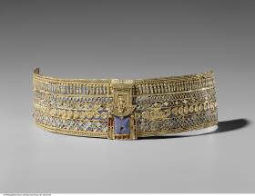 Armschmuck mit dem widderköpfigen Gott Amun in einem Schrein