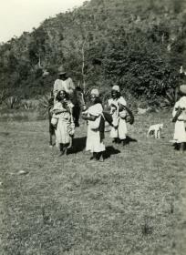 Indios Sammeln sich um ihren vom Staat eingesetzten Kommissar
